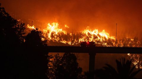 Fotograf�a del 18 de enero 2026 que muestra un incendio forestal en la comuna de Penco, Concepci�n.