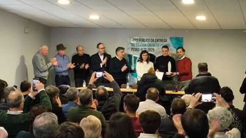 Ezequiel Mosquera entrega el Premio Pedra Alta a Carlos Canal en presencia de autoridades y organizadores de la Fundaci�n Museo da Limia