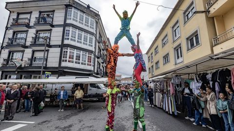 La compaa Tchyminigagua calde ayer el ambiente en la feria de Vimianzo, antesala de los das grandes del festival Vimianzo M.O.L.A. 