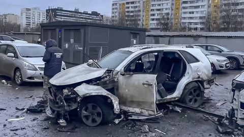 Una imagen fija de distribuci�n tomada de un video proporcionado por el servicio de prensa del Comit� de Investigaci�n de Rusia muestra a un investigador ruso trabajando cerca de un coche destruido tras la explosi�n de un artefacto explosivo colocado debajo del veh�culo en una zona residencial de Mosc�, Rusia, el 22 de diciembre de 2025.