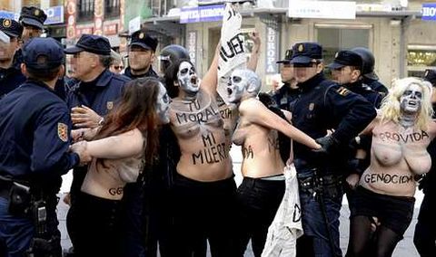 Activistas de Femen intentaron boicotear la manifestacin.