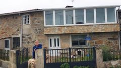 Mar�a Fuertes delante de la casa que le cedieron en Antas de Ulla
