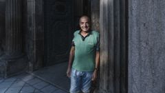 Daniel Quintairos, ante la entrada principal del Pazo Provincial