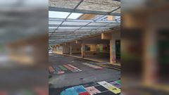 Imagen de parte de la cubierta que se desprendi� del patio del CEIP de Curtis.