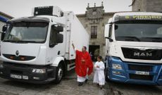 El cura de Cambados se encarg� de bendecir a los veh�culos participantes en la procesi�n de San Crist�bal. 