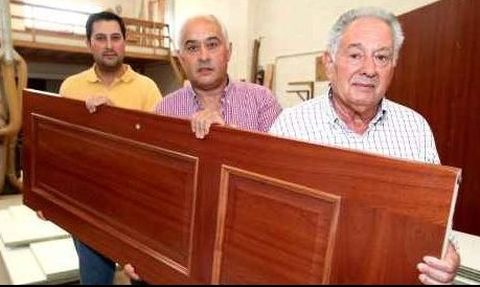 Alberto Lista, a la derecha, en una imagen de archivo realizada en su carpinter�a en el 2009, con sus hijos Xo�n Carlos (izquierda) y Xos� Ram�n.