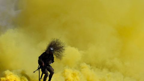 Un oficial del ejrcito nacional afgano participa en un ejercicio de entrenamiento en Kabul.