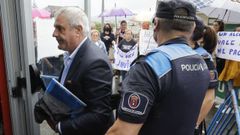 Fernndez Mourio entra en el pleno ante el abucheo de varios vecinos.