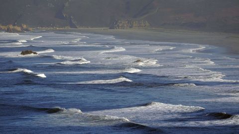 Las olas llegando a la orilla de la playa de los Quebrantos, en Asturias