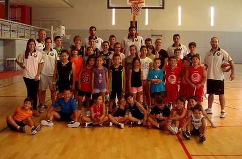 Participantes e invitados posaron ayer para la foto de familia.
