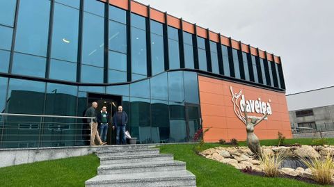 Fachada principal de la nueva f�brica de Daveiga en el pol�gono industrial de Chantada