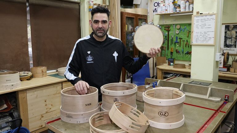 <span lang= gl >Miguel Rivas,&nbsp;este venres non seu taller, xa cun novo encargo de pandeireta&nbsp;por parte do Celta ao avanzar ou equipo&nbsp;na Europa League.</span>