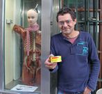 Pablo Pastor, delante de la nevera-galer�a de la calle Pai Crespo de Redondela. 