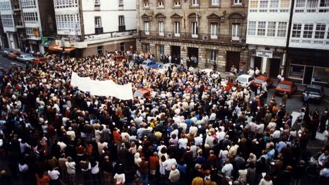 Para impedir el cierre del Hospital Militar de A Coru�a, hoy Abente y Lago, se llevaron a cabo m�ltiples protestas y una manifestaci�n multitudinaria que reuni� a 25.000 personas. En la imagen, una de las concentraciones en junio de 1993