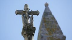 La colegiata. Parte de la figuracin del cruceiro, de los ms importantes de Galicia, resulta ya irreconocible en una obra del siglo XV que debe ser protegida en un museo.