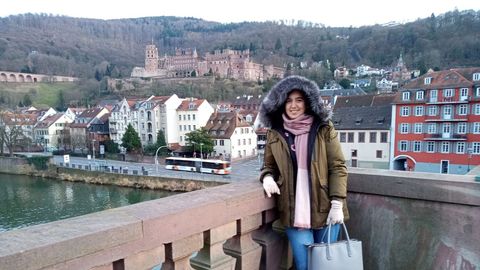 En una ciudad renacentista. Begoa Fernndez trabaja en Heidelberg, una ciudad ubicada en la ribera del Neckar en el suroeste del pas. La urbe, conocida por la prestigiosa Universidad de Heidelberg, se fund en el siglo XIV. Es conocida como la ciudad ms romntica de Alemania