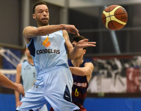 Jeff Xavier realiza un pase en el encuentro disputado ante el Barcelona B a domicilio. 