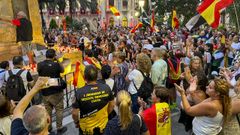 Numerosos ceut�es se han concentrado esta tarde-noche de martes en la Plaza de �frica para depositar velas en se�al de protesta por la crisis migratoria que atraviesa Ceuta.