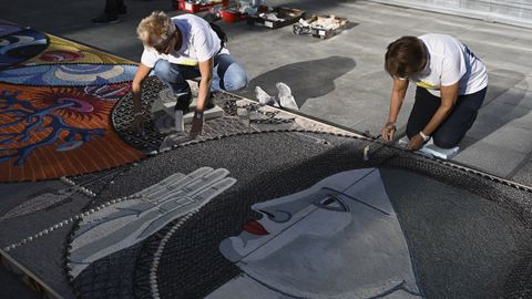 La Asociación Cunchas e Flores de Bueu han compuesto una espectacular y colorida alfombra basada en las obras de Maruja Mallo realizada con conchas molidas de berberechos, mejillones y zamburiñas