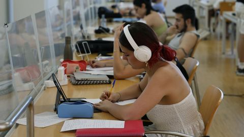 Estudiantes preparando los ex�menes de la PAU en la biblioteca Rosal�a de Castro, en el campus de Ourense, este jueves