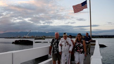 Supervivientes durante el memorial en Pearl Harbor, Honolulu, Hawai. 