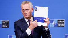 El secretario general de la OTAN, Jens Stoltenberg, durante la presentaci�n del informe en Bruselas