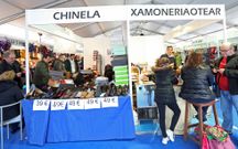 Los asistentes a la feria pueden comprar y tomarse unos pinchos. 