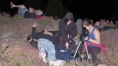 Participantes en una ruta nocturna por O Courel organizada por la asociacin Fonte do Milagro observan el cielo estrellado.