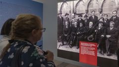 Visitantes ante a imaxe da xuntanza de 1927 do SEG en Pontevedra na exposici�n �Luz na terra. O Seminario de Estudos Galegos, unha instituci�n de alta cultura�, que se exhibe estes d�as no museo Gai�s.