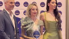 Luz L�pez con el Premio Europa Intergeneracional