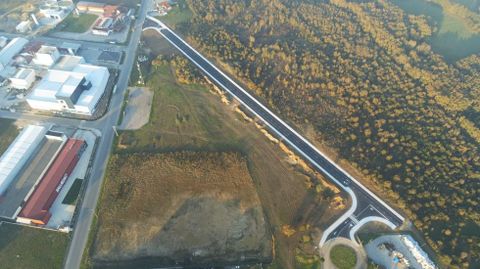 A la izquierda, junto al vial principal, la explanada de estacionamiento que ser ampliada
