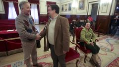 Concejal de nuevo trece a�os despu�s. El hasta ahora jefe de gabinete de Alcald�a, Rafael Fern�ndez Beceiro, tom� posesi�n ayer de su acta en sustituci�n de Mayte Deus. Gobierno y oposici�n le dieron una calurosa bienvenida. �Estabas no banquillo e pasas a titular�, lo recibi� Jos� Tom� (PP), que era funcionario cuando Beceiro dirigi�, entre 2010 y 2011, Medio Ambiente e Servizos.