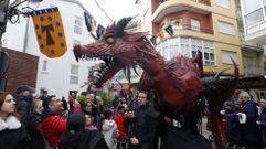 Uno de los espect�culos de la Feira Medieval frente a la plaza de abastos, en el l�mite del recinto festivo