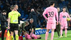 Manu Fern�ndez, doli�ndose y siendo atendido por el doctor Cota tras la entrada que cost� la roja a Caleta-Car.