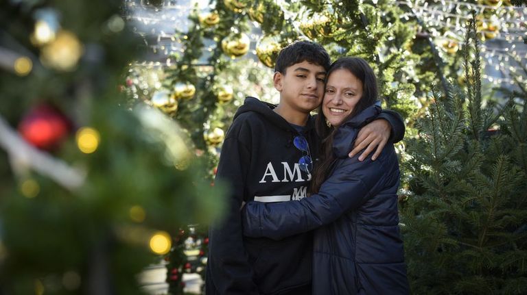 Cecilia, de 34 a�os, y su hijo Juan Pablo, al que dej� cuando ten�a 11 en Colombia y volvi� a ver ahora, que tiene 15.
