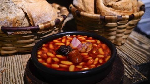 un plato de fabada asturiana