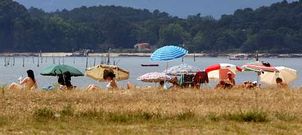 Por su ubicaci�n y por la proximidad de la estaci�n de tren, A Compostela se sigue llenando en verano, pese a sus carencias.