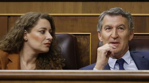 Feijoo, junto a su portavoz en el Congreso, Ester Muñoz, durante el pleno del Congreso