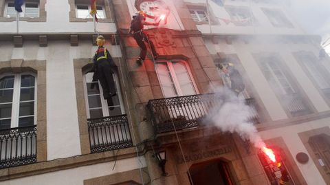 El GES �incendia� el Concello. En medio de esta incertidumbre pol�tica se encuentra el Grupo de Emerxencias Supramunicipal con base en Mugardos. Llevan dos semanas encerrados en el consistorio a la espera de que se clarifique el futuro del servicio. Mientras que el PP lo defiende y espera renovar el convenio con la Xunta, desde la oposici�n creen que no es un servicio viable. Ayer volvieron a protestar con un descenso en r�pel por la fachada y simulando fuego.