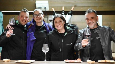 Otro grupo de visitantes en uno de los puestos de las bodegas