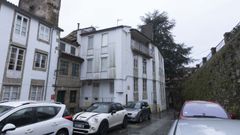 El propietario del edificio del fondo de la imagen, en la r�a do Medio, cedi� su uso durante a�os para la gesti�n de su alquiler por parte del Concello a cambio de su rehabilitaci�n con fondos p�blicos. El propietario recuperar� su uso en breve