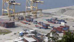 Vista reciente de una zona de trasiego de contenedores en el puerto exterior de Ferrol.