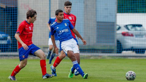 Charbel, de azul, en un partido con el juvenil A del Oviedo