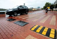 Las tuercas de las bandas rugosas arrancadas son un peligro para la circulaci�n.