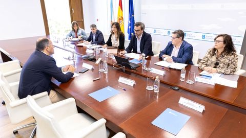 El vicepresidente segundo de la Fegamp, &Aacute;ngel Moldes, reunido con el conselleiro de Presidencia, Diego Calvo, y otros cargos de la Xunta
