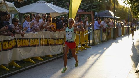 Llegada femenina en el Malecn