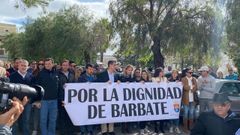 Manifestantes en Barbate por la falta de medios para combatir al narcotr�fico.