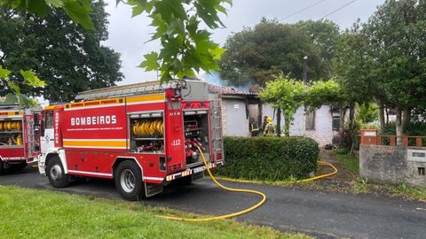 Intervenci�n de los bomberos en el incendio de una vivienda en Vilasantar
