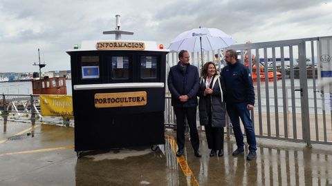 El presidente del Puerto, Carlos Botana, la delegada de la Xunta, Ana Ortiz, y el director de Traslatio, Celso Gonz&aacute;lez, en la inauguraci&oacute;n del punto.