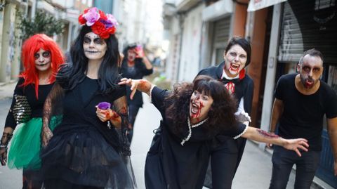 Zombis, muertos vivientes en la calle del Orz�n- Sama�n - Halloween